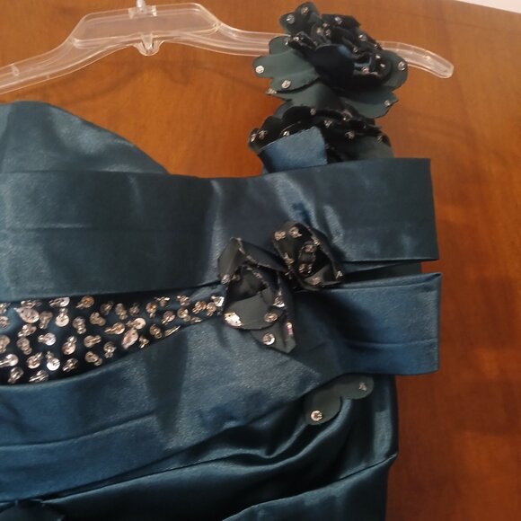 Emerald green long dress/gown with beautiful embellishments, size 2 - Picture 3 of 5